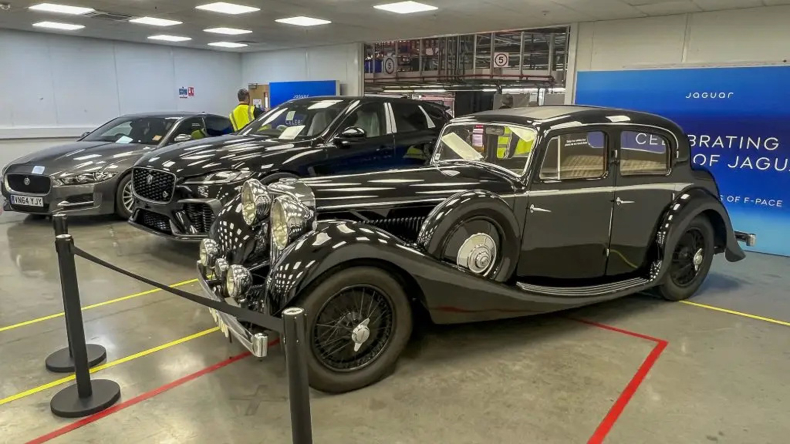 H τελευταία F-Pace πήγε στο Jaguar Daimler Heritage Trust στο Gaydon. Γύρω της υπήρχαν άλλα αυτοκίνητα ορόσημα, όπως η τελευταία XE και το πρώτο sedan SS Jaguar 2,5 λίτρων. 